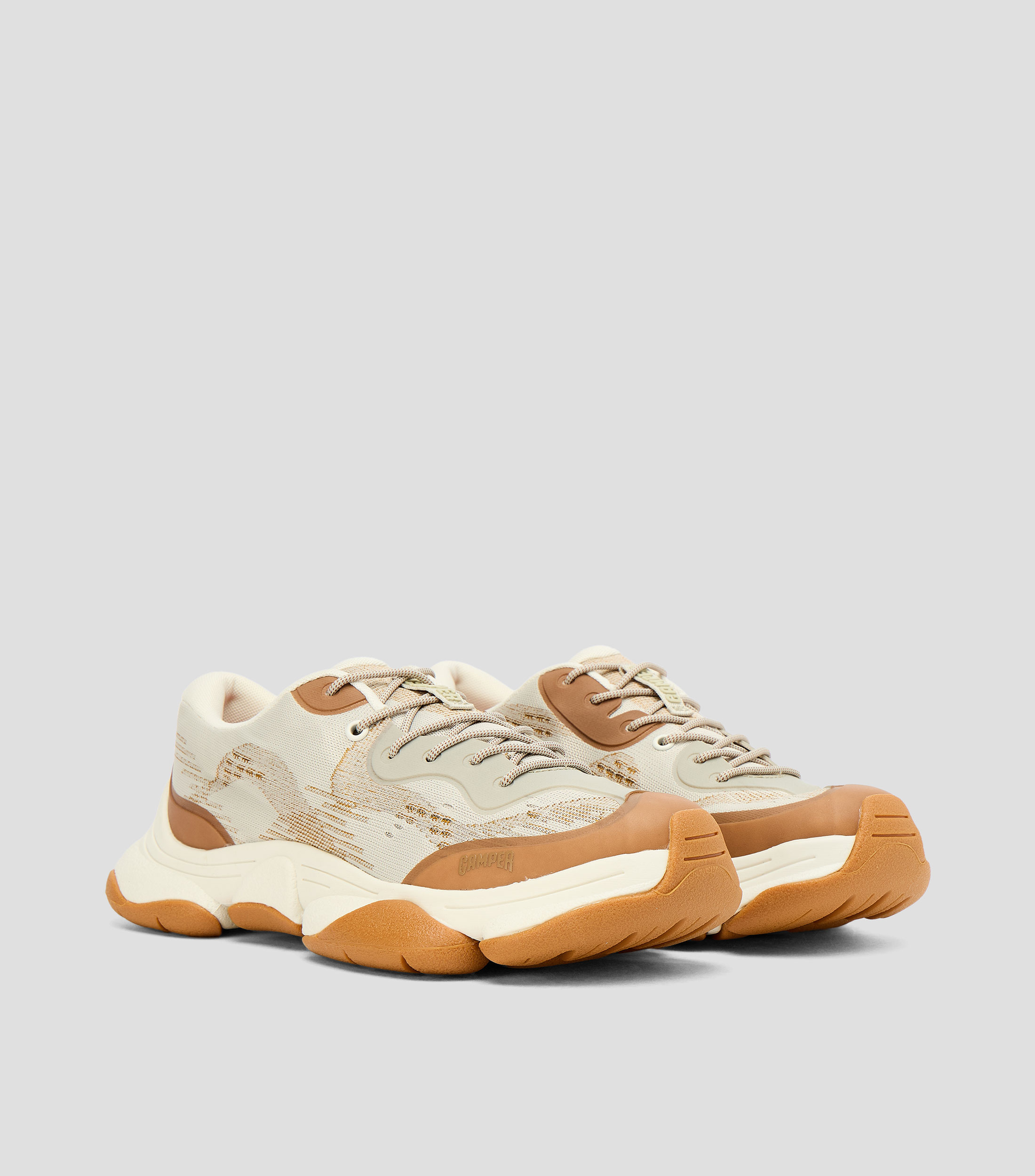 Tenis casuales con bordados Hombre